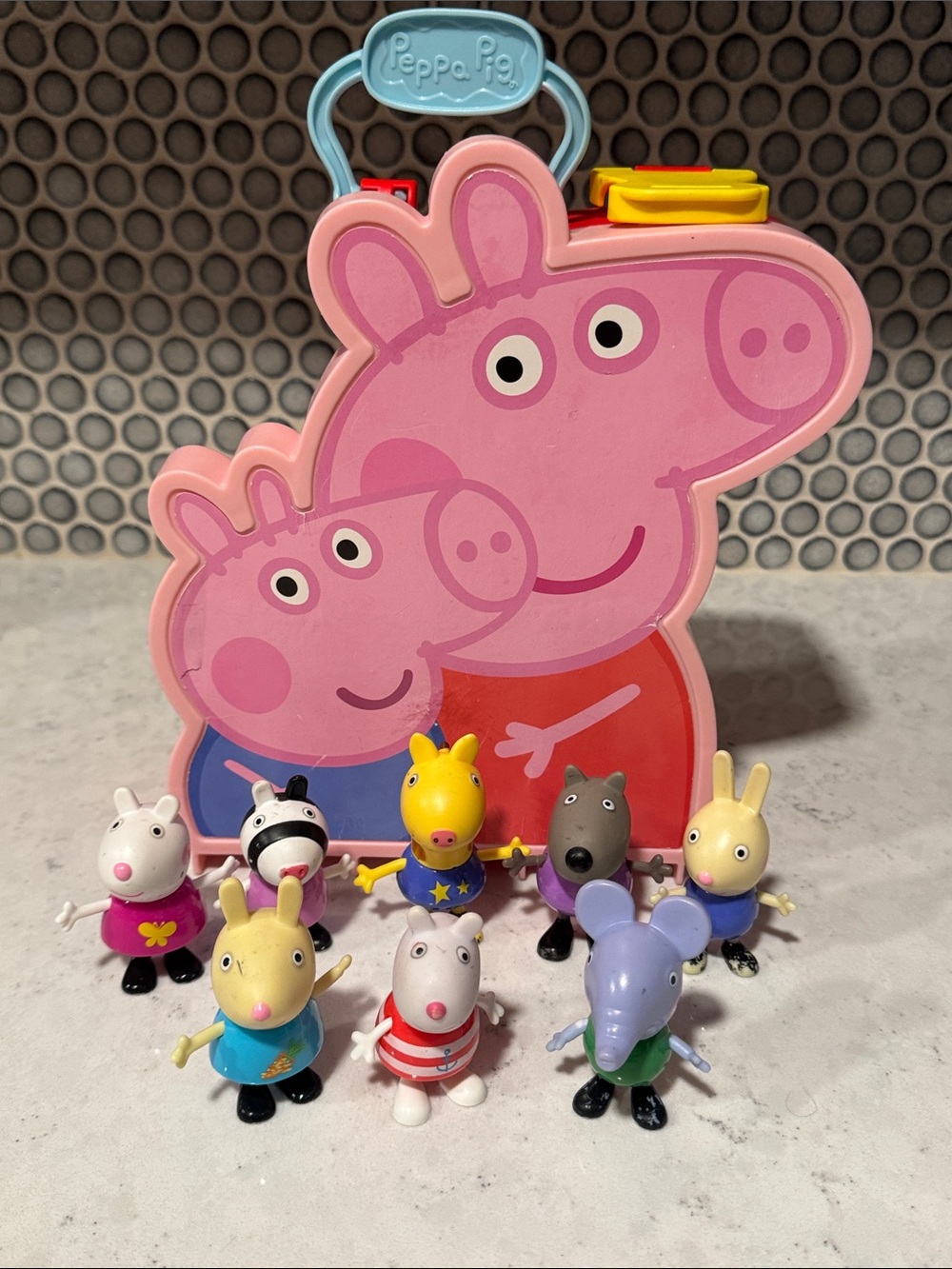 2021 Peppa Pig Carry-Along Brothers & Sisters Case 8 Character Figures Animals